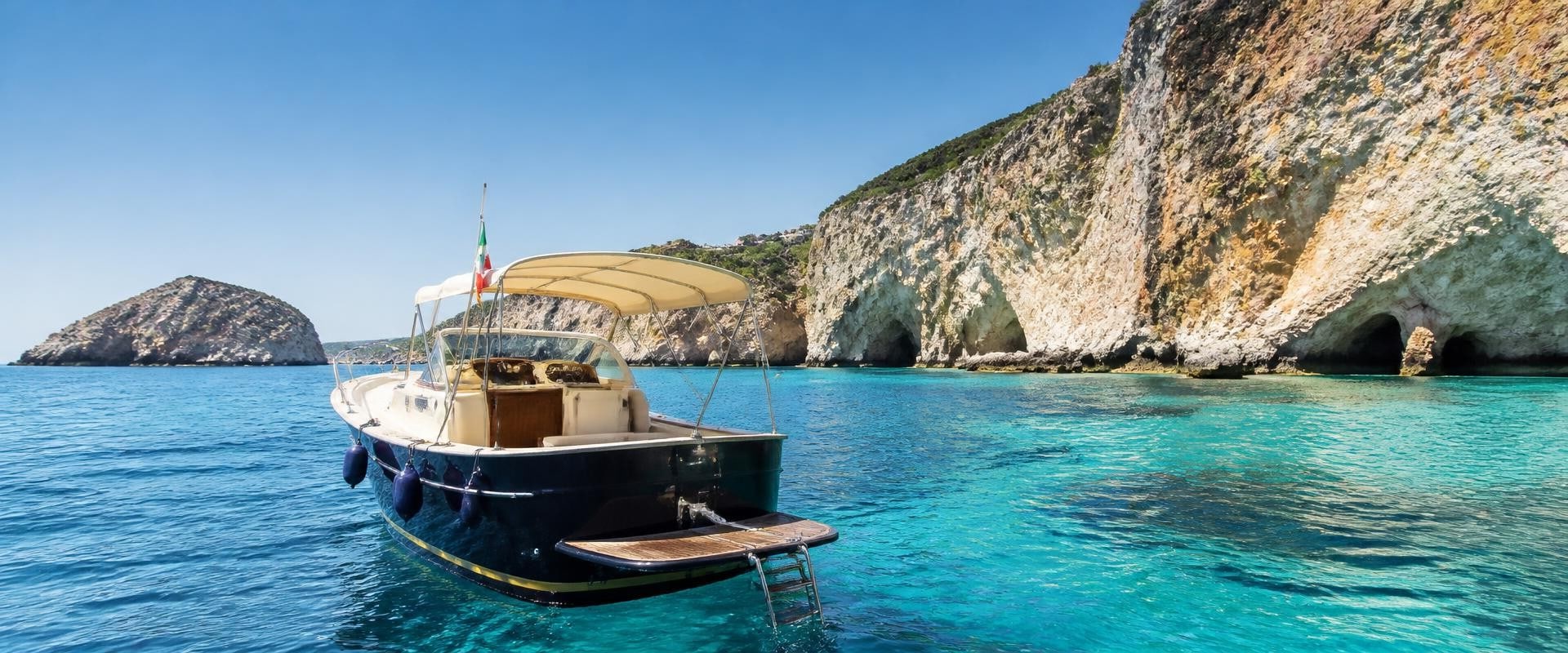 Scoprire Ponza: I migliori tour guidati per una gita in barca