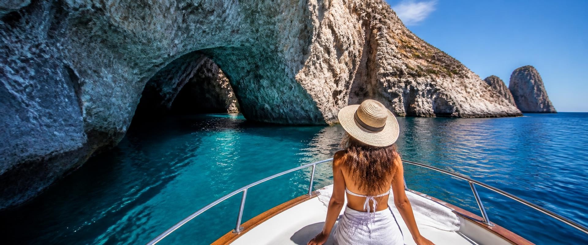 Scoprire Ponza: Tour in Barca e Visite alle Grotte Marine