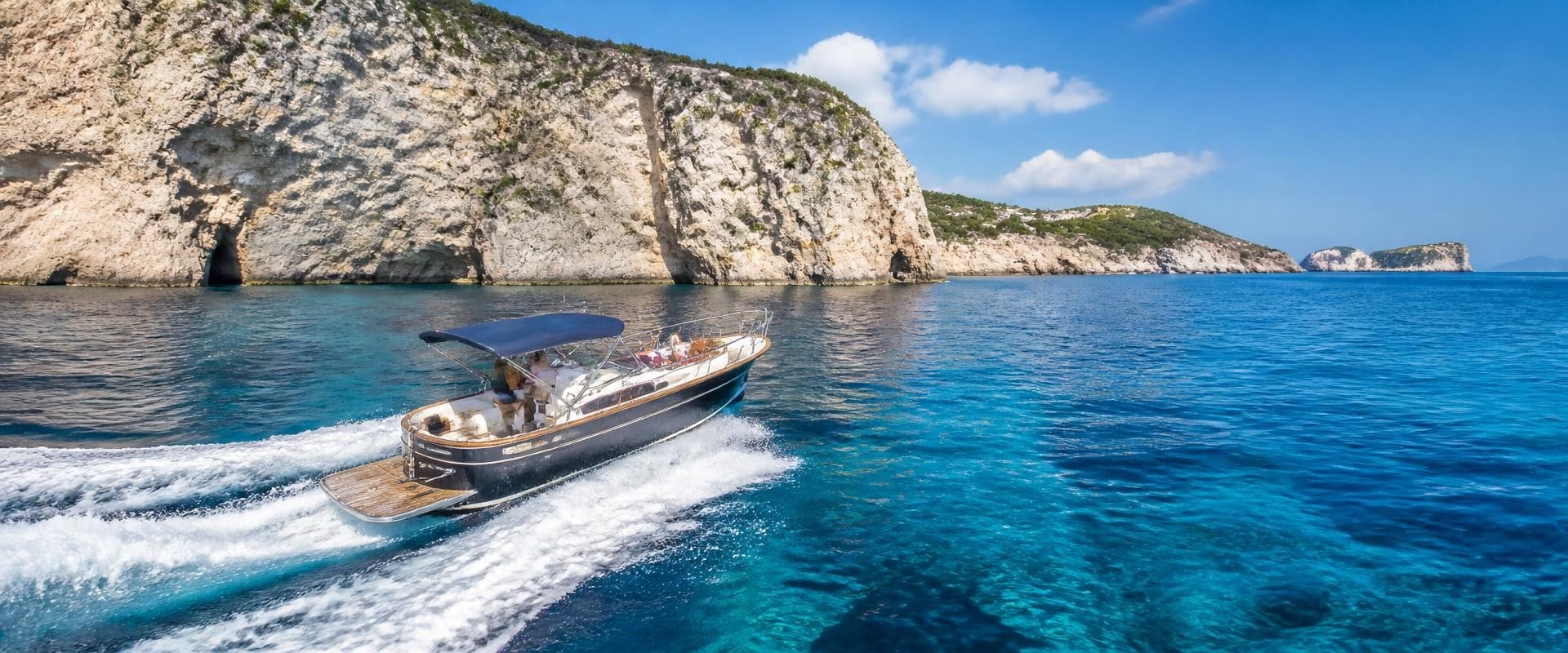 Scoprire Ponza: I Migliori Tour in Barca e le Isole Vicine