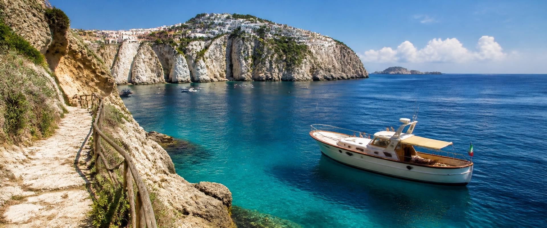 Scoprire Ponza: Tour in Barca e Passeggiate sull'Isola