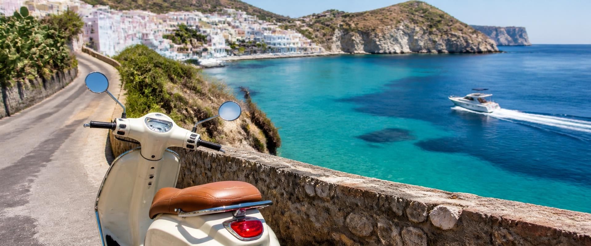 Scoprire Ponza: Tour in Barca e Passeggiate in Scooter