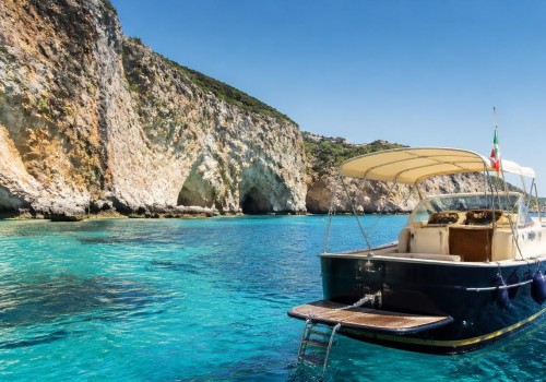 Scoprire Ponza: I migliori tour guidati per una gita in barca