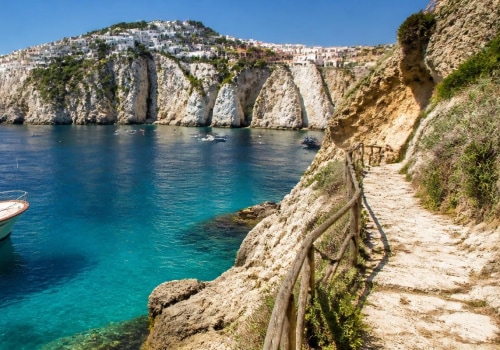Scoprire Ponza: Tour in Barca e Passeggiate sull'Isola